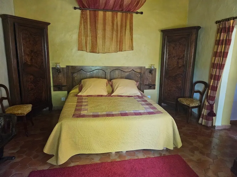 Chambre Safran à La Frandomière : lit 140 et vue sur le jardin