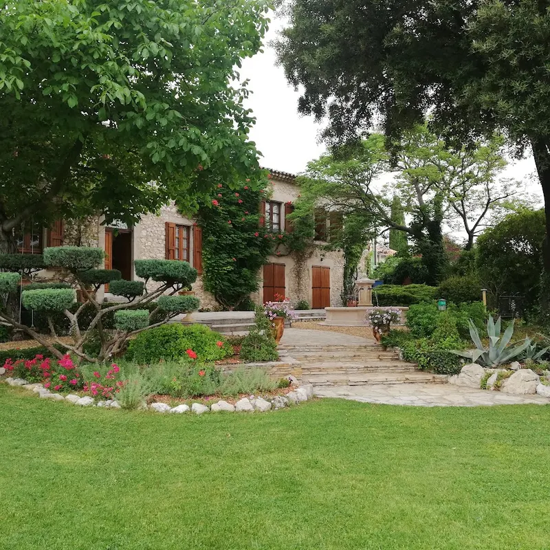 Mas ancien et jardin arboré de La Frandomière