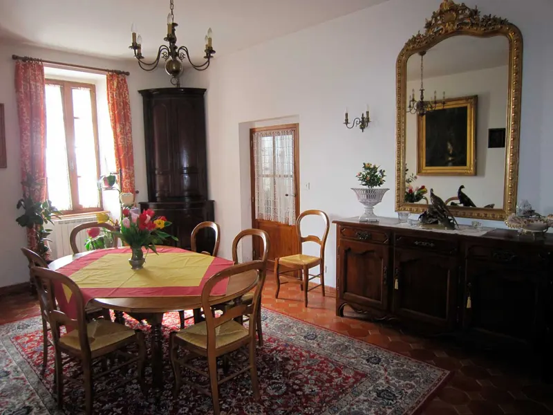Salle à manger de La Frandomière : petit-déjeuner avec produits locaux et marmelade maison